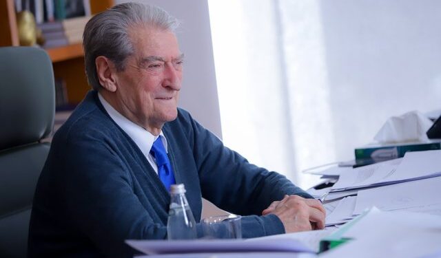 Berisha akuzon Ramën se dekoroi babanë e Ergys Agasit për të mbuluar lidhjet me krimin e organizuar