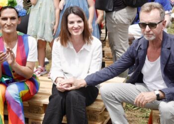 PD kërkon dorëheqjen e Albana Koçiut për pjesëmarrje në Paradën e shoqatave LGBTQ