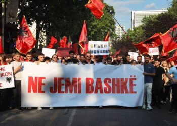 Solidariteti kombëtar në shesh, protesta në Tiranë për të drejtën e studentëve në Maqedoni të Veriut