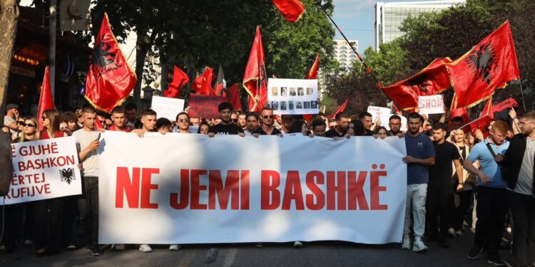Solidariteti kombëtar në shesh, protesta në Tiranë për të drejtën e studentëve në Maqedoni të Veriut