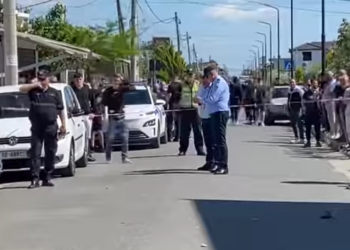 Tragjedia në Durrës: Nikoll Radaçi përplasi me makinë tre fëmijët që luanin në trotuar, dy humbën jetën
