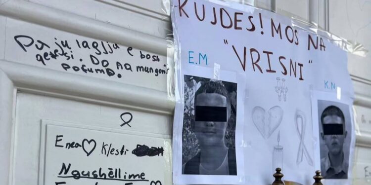 Tragjedia në Durrës: Qytetarët homazhe në kujtim të fëmijëve të vrarë