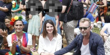 Fëmijët në shënjestër të indoktrinimit në paradën e dyshimtë LGBTQ, Zv. Kryeministrja Koçiu thyen neutralitetin politik
