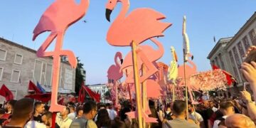 Diaspora niset drejt Tiranës për protestën, bllokohet nga policia në Malin e Zi