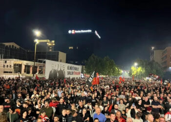 “Jo në emrin tim”, dita e tretë e protestës: Mijëra qytetarë protestojnë në Prishtinë kundër vendimit në Hagë