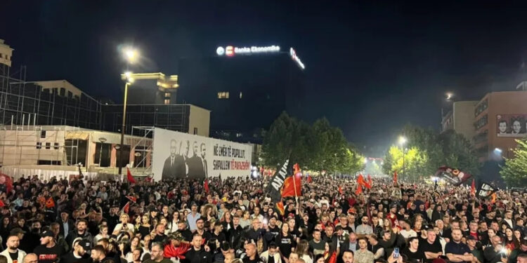 “Jo në emrin tim”, dita e tretë e protestës: Mijëra qytetarë protestojnë në Prishtinë kundër vendimit në Hagë