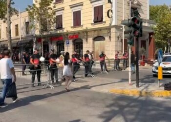 Seanca e parë plenare, policia bllokon rrugën e Elbasanit me gardh metalik
