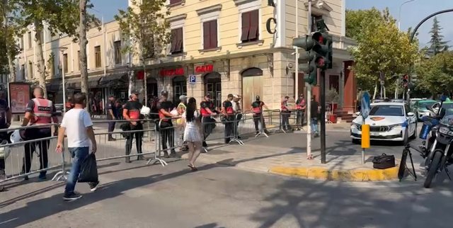Seanca e parë plenare, policia bllokon rrugën e Elbasanit me gardh metalik